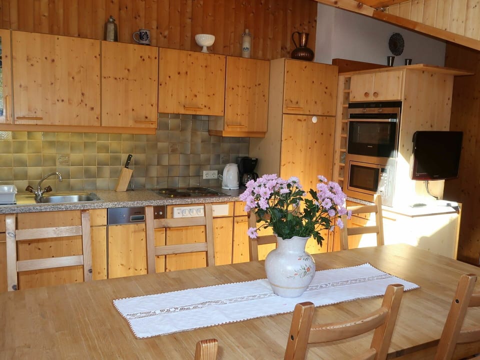 Flower, Cabinetry, Plant, Property, Furniture, Countertop, Kitchen Sink, Sink, Wood, Tap