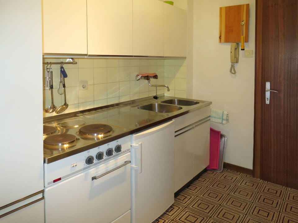 Kitchen Sink, Cabinetry, Sink, Countertop, Tap, Building, Kitchen, Kitchen Stove, Kitchen Appliance, Wood