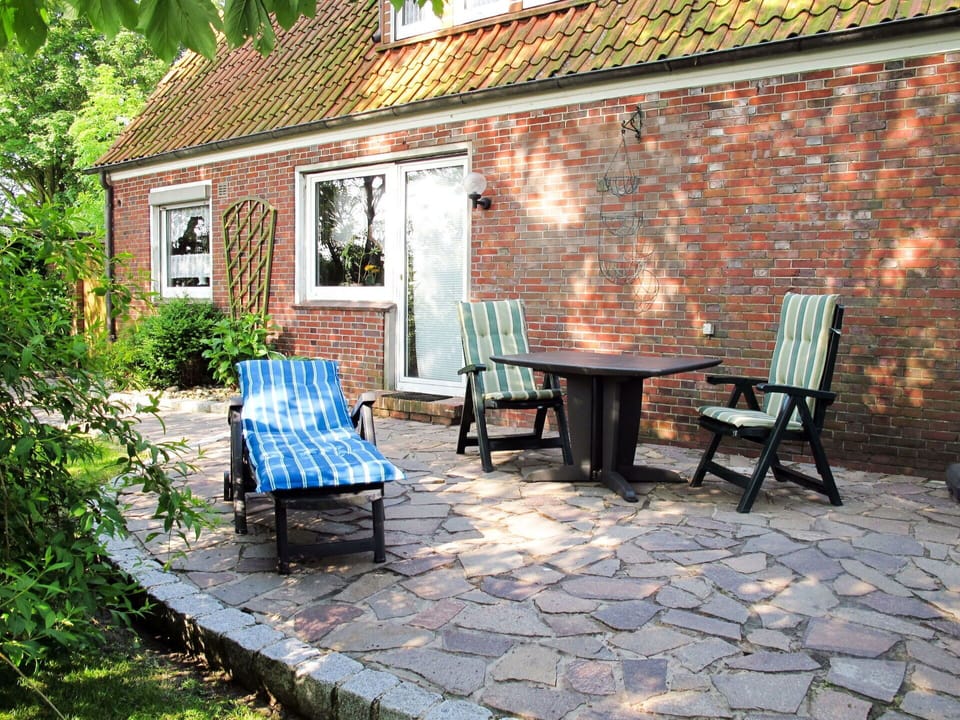 Property, Cottage, House, Building, Backyard, Furniture, Yard, Patio, Brick, Real Estate