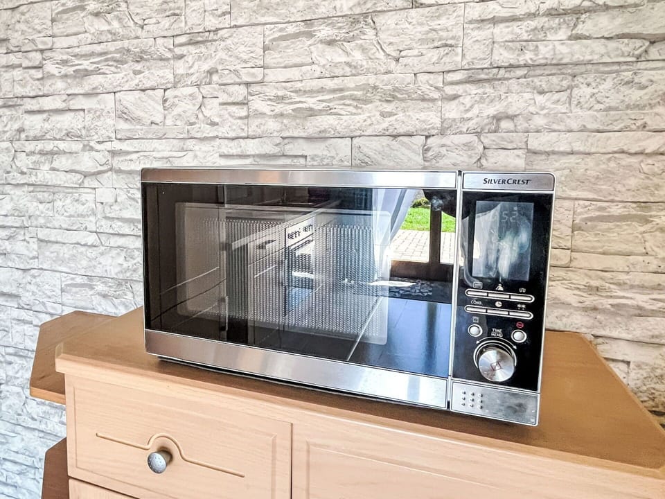 Kitchen Appliance, Microwave Oven, Electronic Device, Home Appliance, Small Appliance, Kitchen, Major Appliance, Countertop