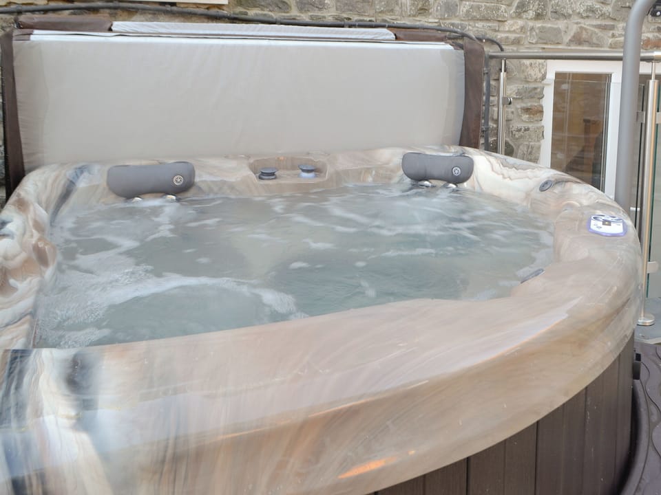 Relaxing hot tub | Cornel Clyd (Cosy Corner), Felinfach, near Lampeter