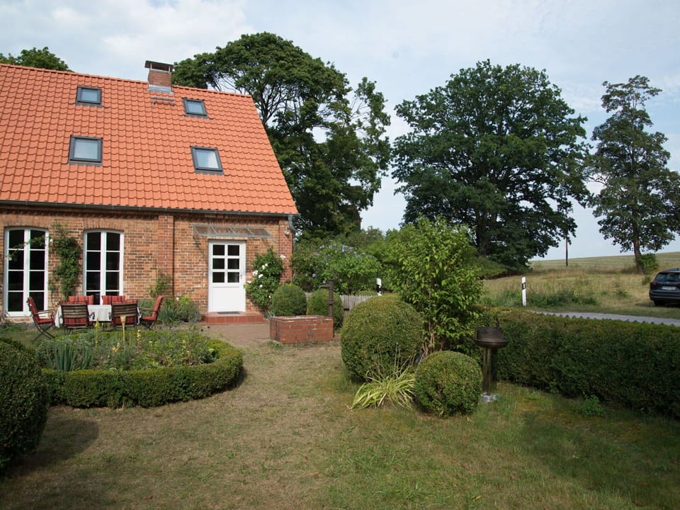 Plant, Sky, Building, Cloud, Window, Tree, Land Lot, Vegetation, House, Cottage