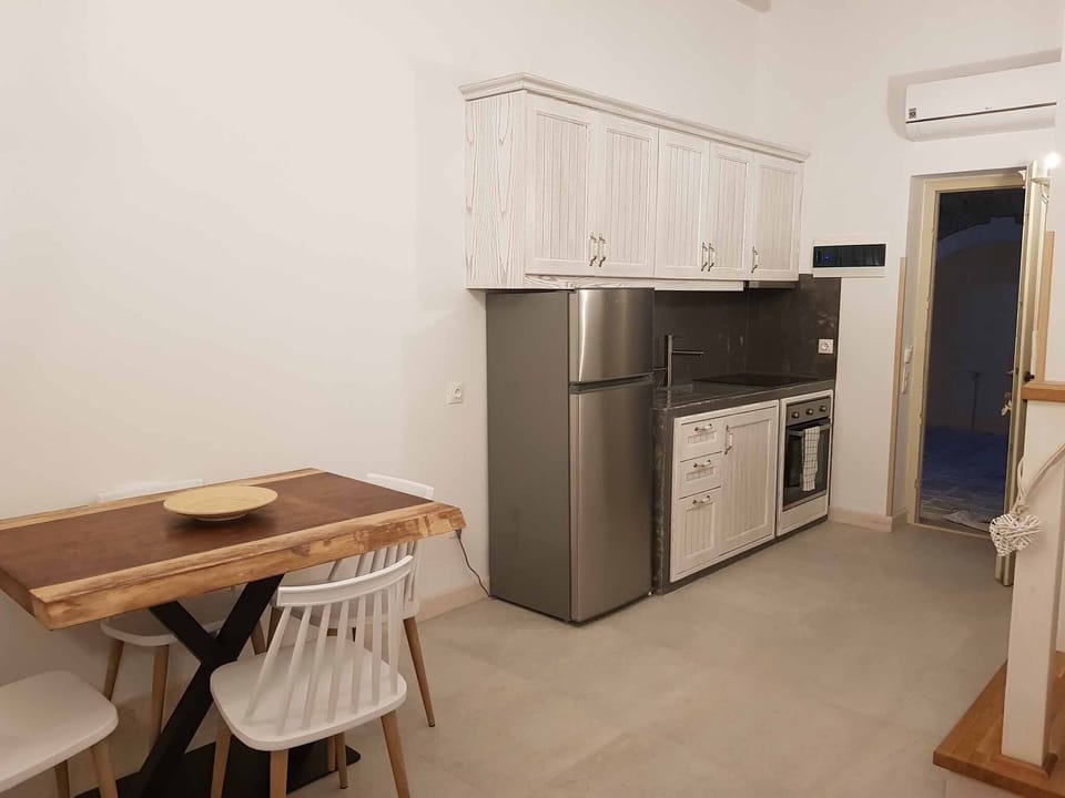 Bella Vista Luxury Maisonette kitchen and dining area