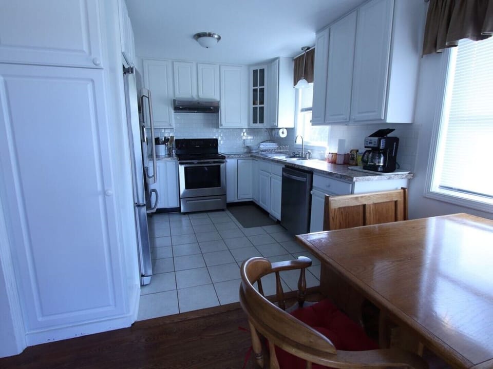 Dining area adjoins kitchen