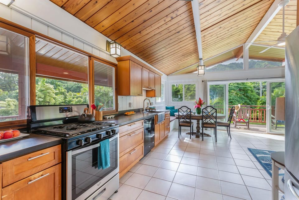 Ample cooking space in the fully equipped kitchen