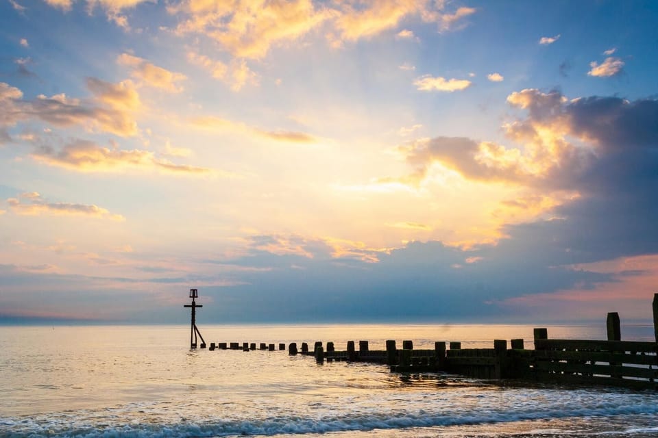 Fancy a spontaneous coastal getaway? This 4 berth chalet on Rainbow's End Holiday Park in Bacton, Norfolk, is the perfect choice for your last-minute breaks in 2026.