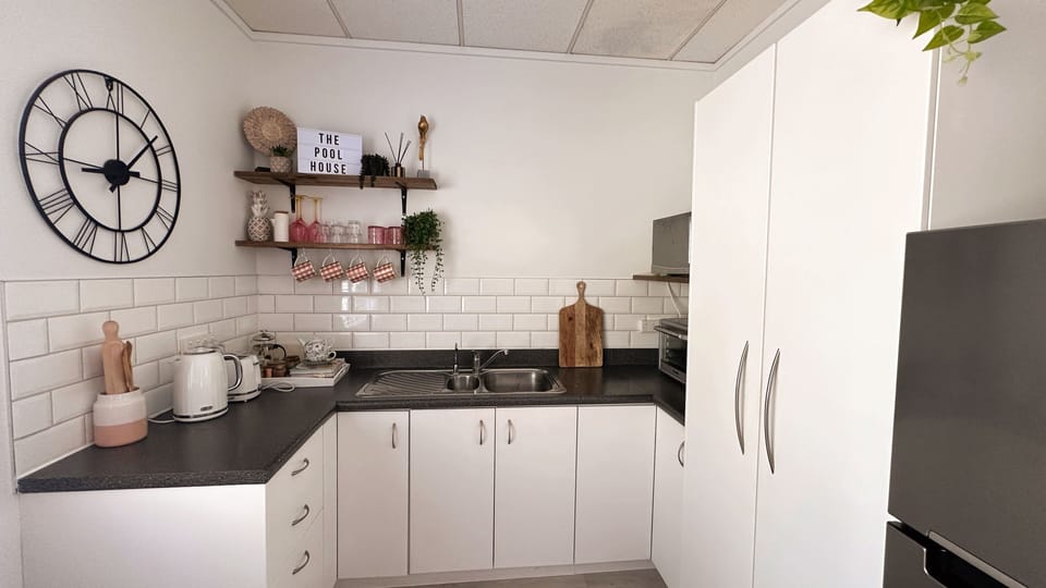 Kitchen - full fridge/freezer, hotplate, elec frypan, crockpot.