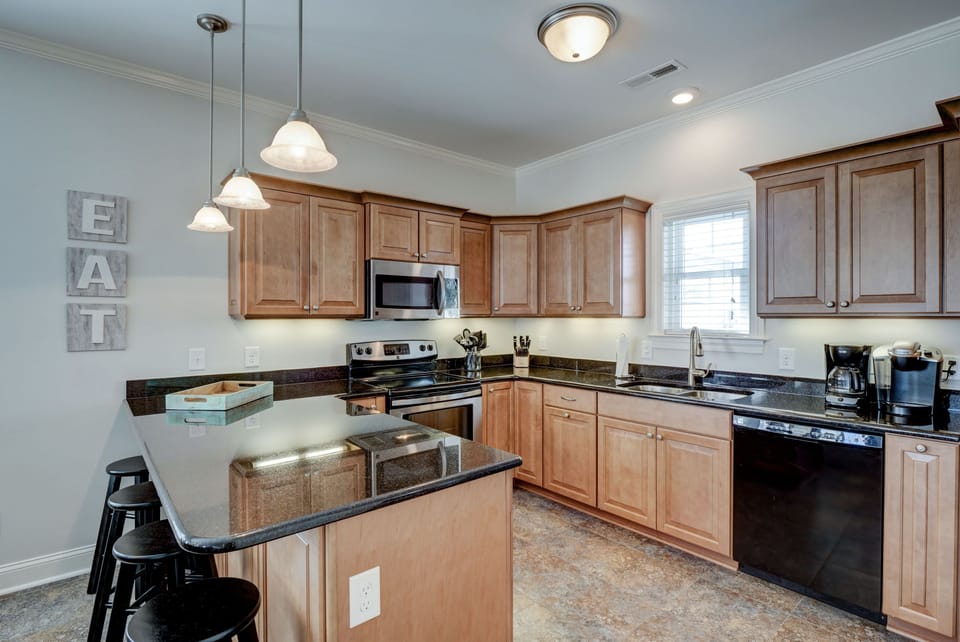 Kitchen & bar area