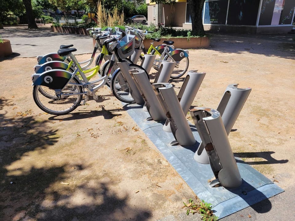 bike rental at the foot of the apartment