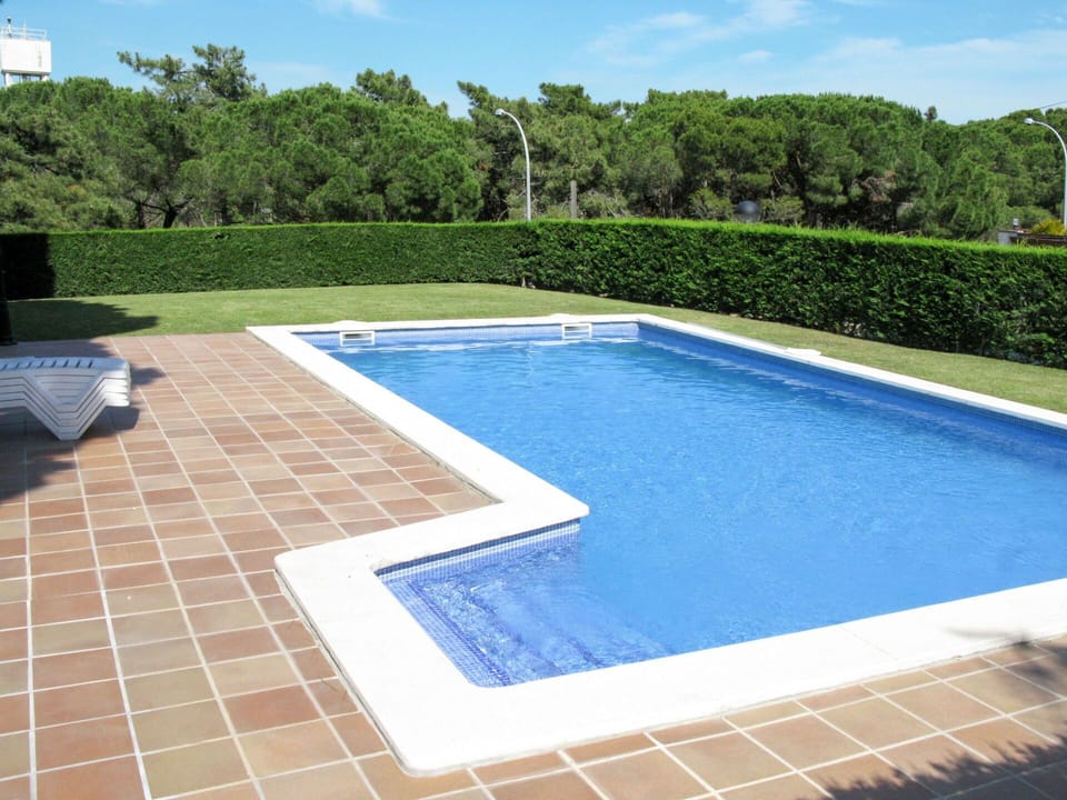 Swimming Pool, Composite Material, Outdoor Furniture, Leisure, Garden, Resort, Water Feature, Landscaping, Tile, Backyard