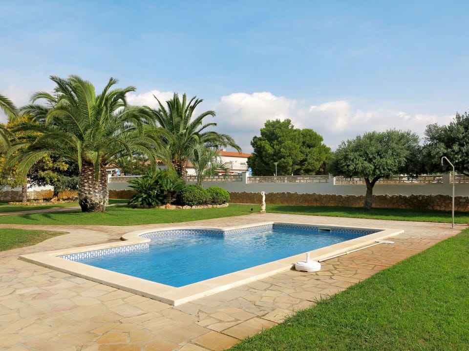 Water, Plant, Cloud, Sky, Property, Azure, Tree, Swimming Pool, Grass, Rectangle