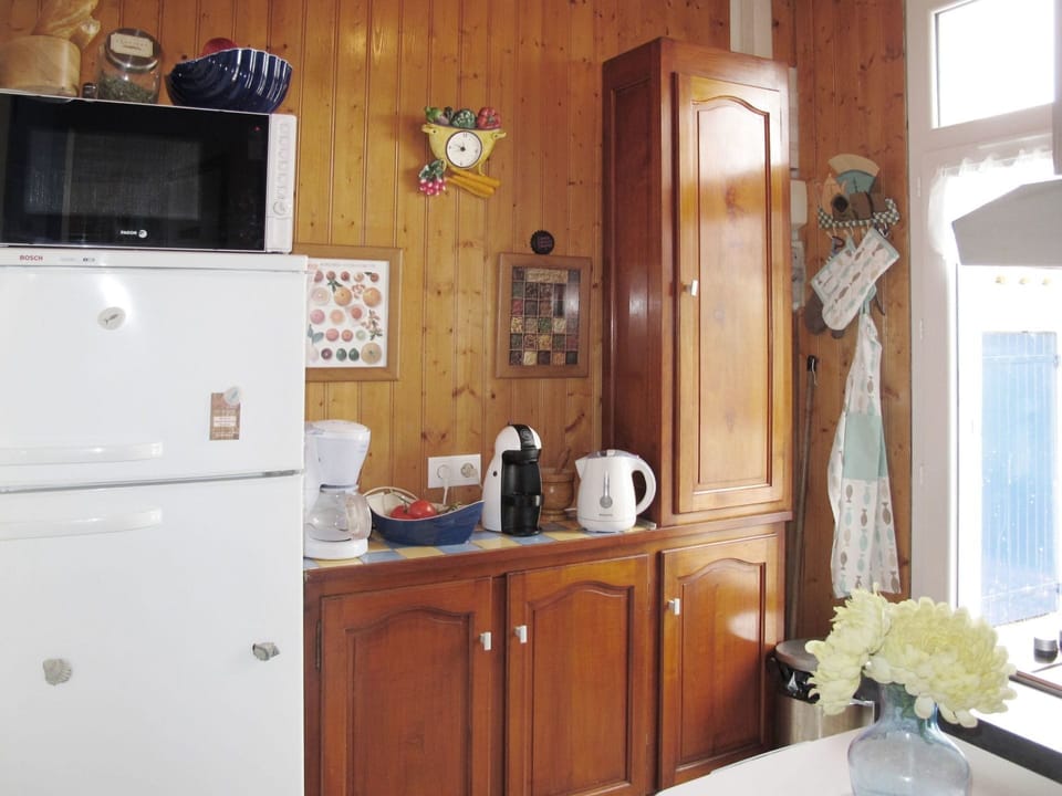 Room, Kitchen, Property, Cabinetry, Furniture, House, Countertop, Interior Design, Home, Building