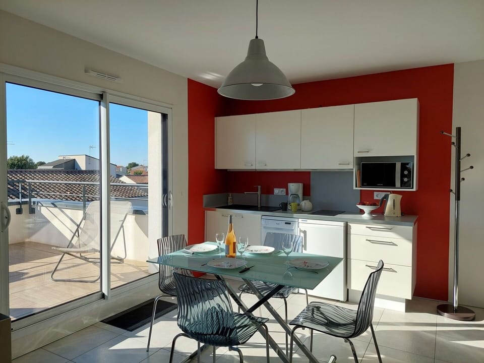 Cabinetry, Property, Building, Furniture, Countertop, Table, Chair, Interior Design, Kitchen, Lighting