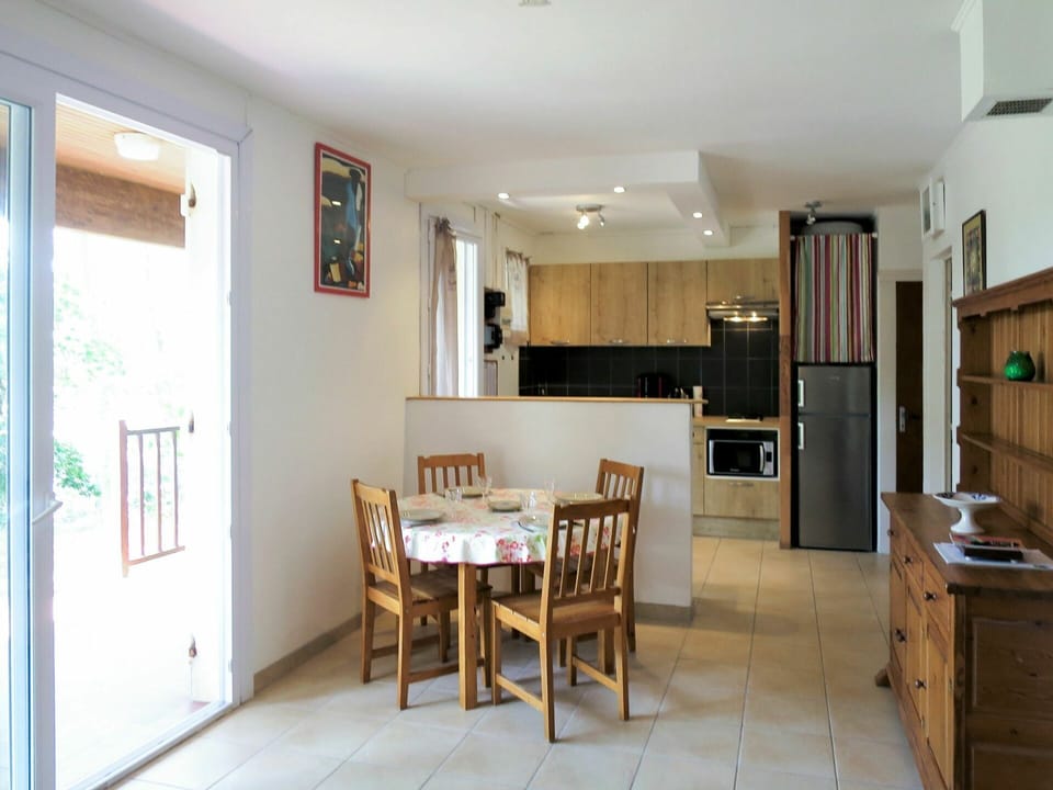 Room, Property, Furniture, Building, Floor, House, Interior Design, Dining Room, Ceiling, Kitchen