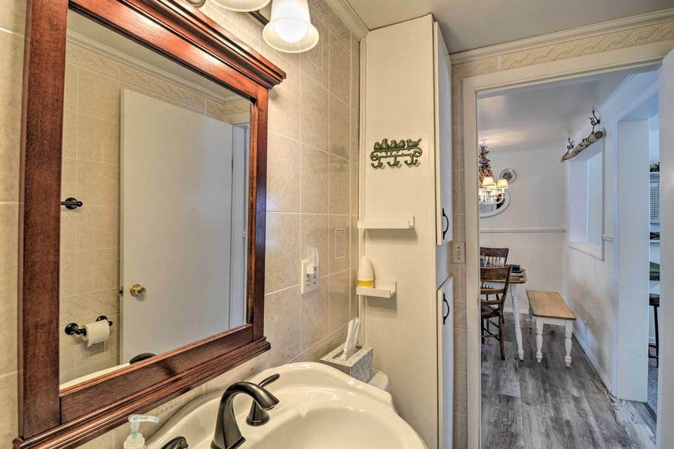 Full Bathroom | Towels Provided