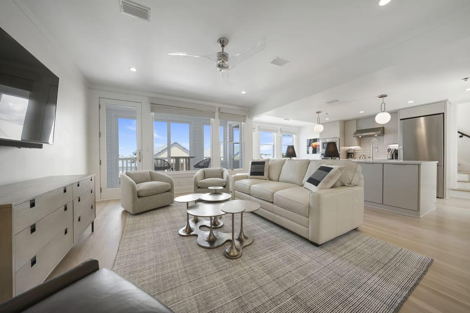 OPEN, RENOVATED PENTHOUSE IN CENTRAL SQUARE