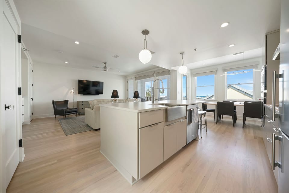 SPACIOUS, MODERN, FULLY EQUIPPED KITCHEN