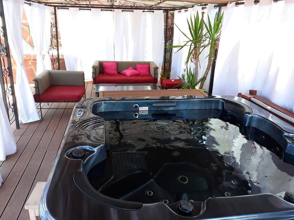 Indoor spa tub
