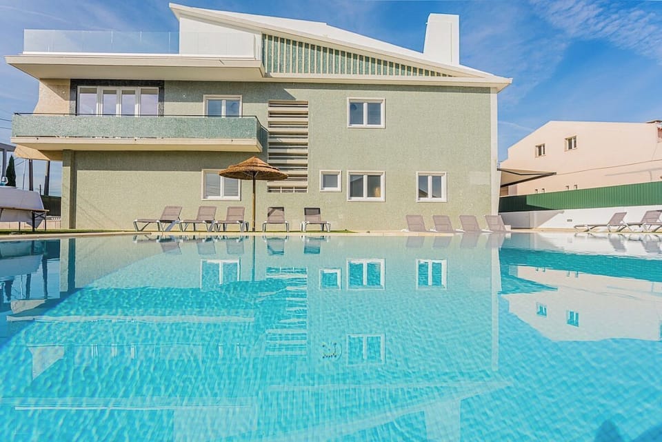 Private pool and sun terrace — Villa Mena, holiday villa in Charneca da Caparica