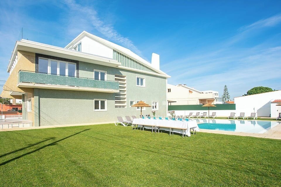 Private pool and sun terrace with manicured lawn — Villa Mena, luxury holiday villa in Charneca da Caparica