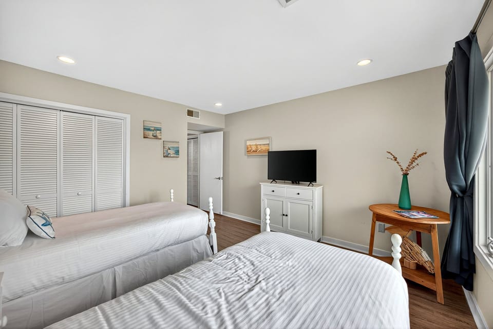 Bedroom 2: Two Twins, TV, Private Bathroom, First Floor