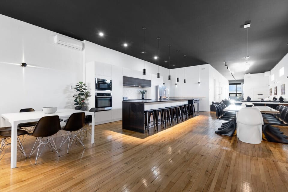 Dining Room: Featuring a brand-new, luxurious dining table with comfortable chairs, this space is perfect for large group events. It includes a fireplace, fully equipped for you to prepare and enjoy meals in style.