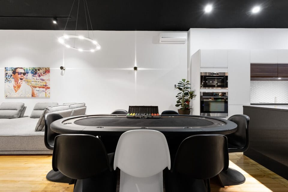 Stay & Play Poker with LIV MTL – Make memories with friends and enjoy fun-filled game nights with our complimentary professional poker table & chips during your stay!