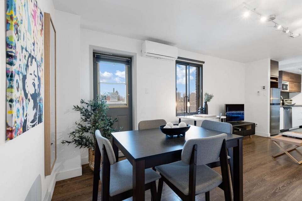Dining Room: Fully equipped for you to prepare and enjoy a delightful meal.