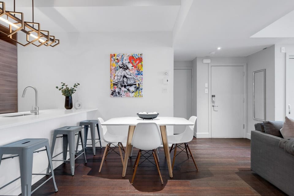 Soho-5 Dining Room: Fully equipped for you to prepare and enjoy a delightful meal.