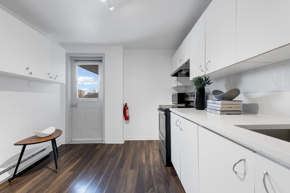 Fully equipped kitchen with complimentary coffee and tea.