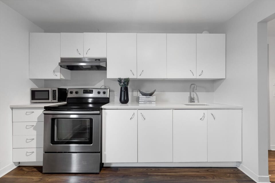 Fully equipped kitchen with complimentary coffee and tea.