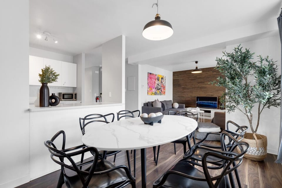 Dining Room: Fully equipped for you to prepare and enjoy a delightful meal.
