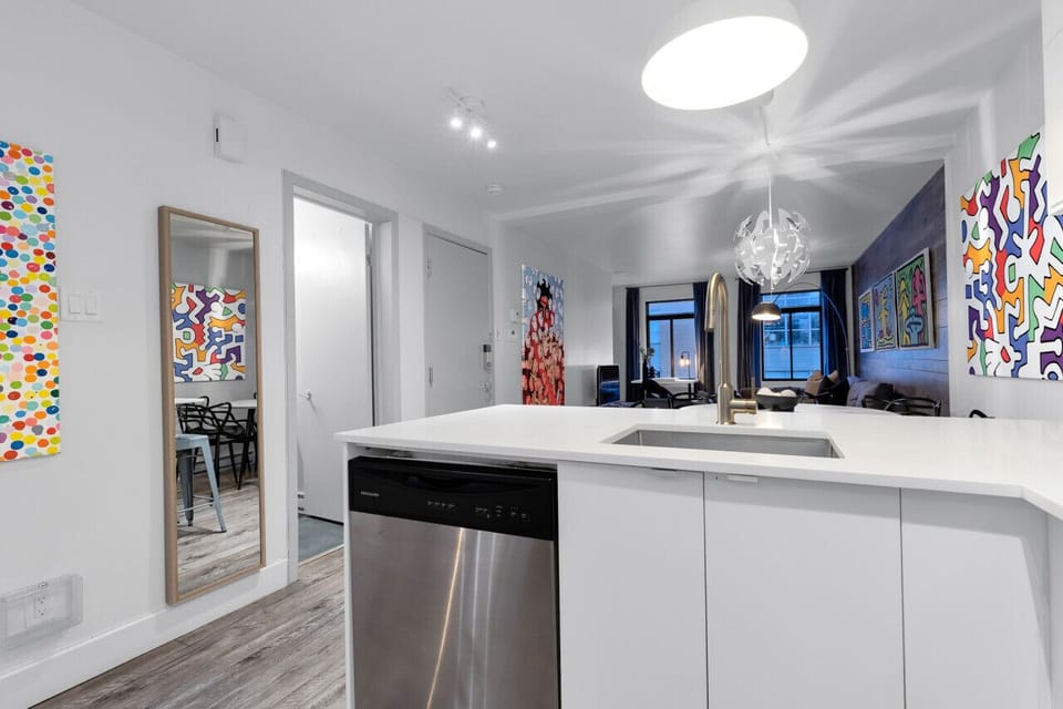 Kitchen: Brand new, super luxurious chef`s kitchen, fully equipped with a big island and chairs for entertaining, and complete with complimentary coffee and tea.
