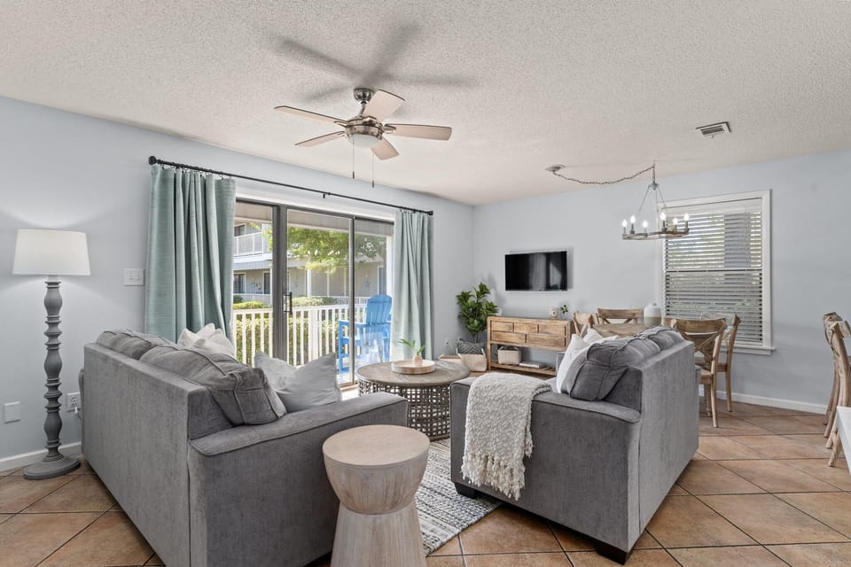 Living Area, Queen Sleeper Sofa