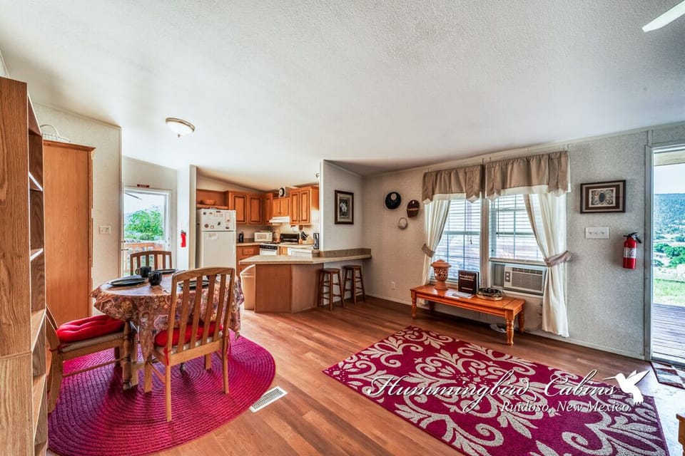 Living space/dinging area