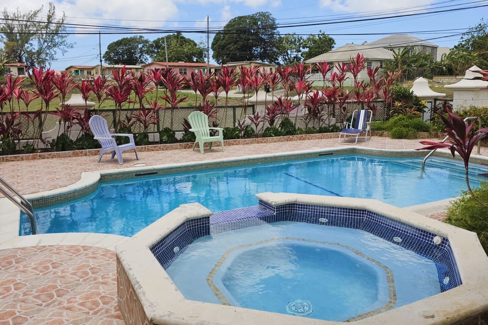 Pool w/ Wirlpool