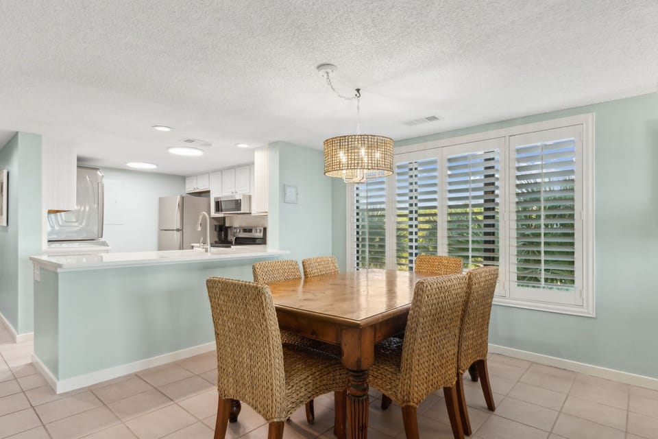 Dining Area with Seating for 6