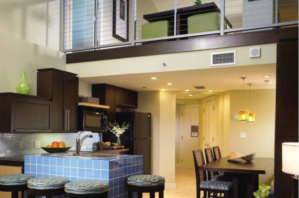 Spacious Bi-level Loft 2Br/3Bath kitchen/dining and double height living. 