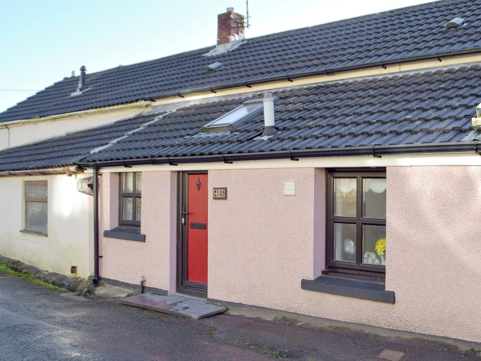 Delightful holiday home | Sweet Pea Cottage, Pwll, near Llanelli