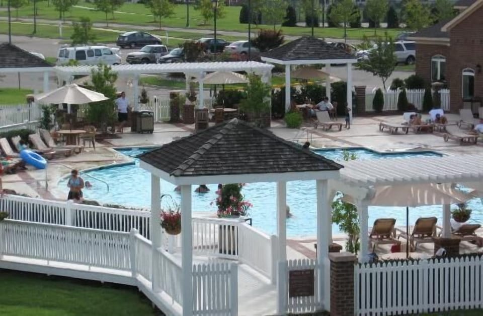Grovernor's Green Pool