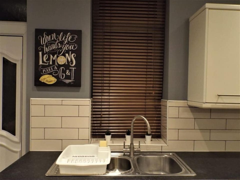 You can wash up or use the integrated dishwasher