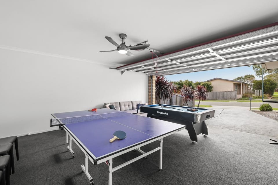 Pool & table tennis table, garage.