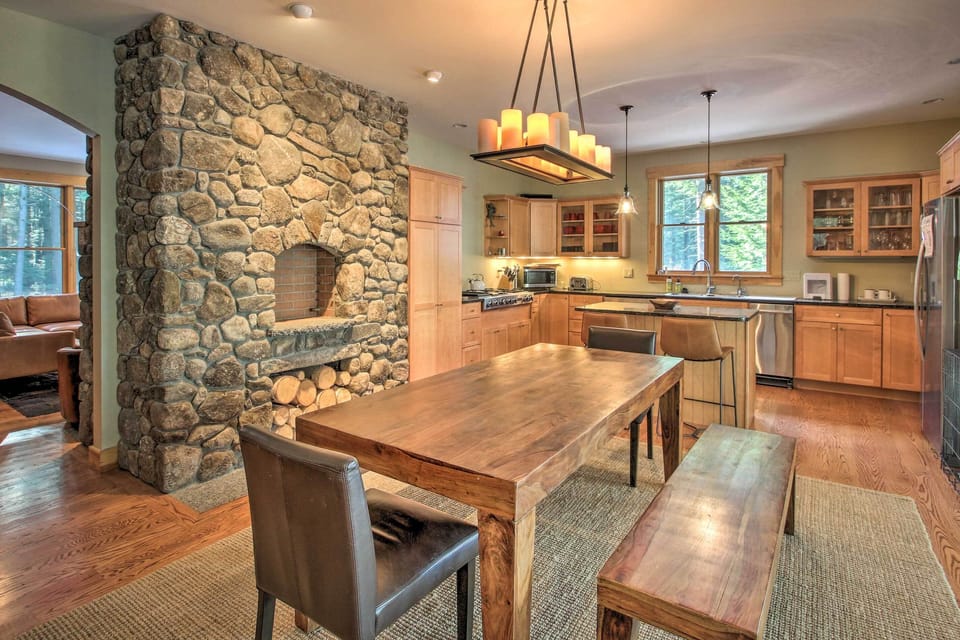 Dining Area | Dishes & Flatware Provided