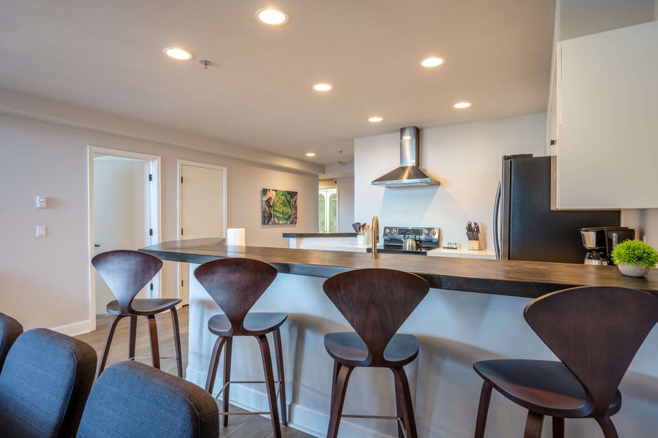 Seating for four at the breakfast bar