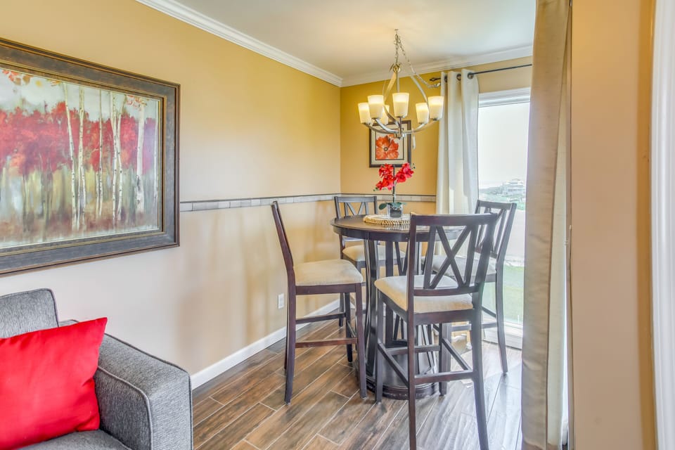 Dining Area | Dishes & Flatware Provided