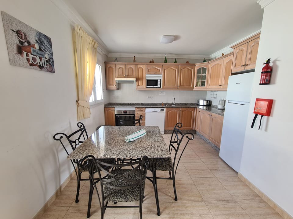 Kitchen and breakfast table