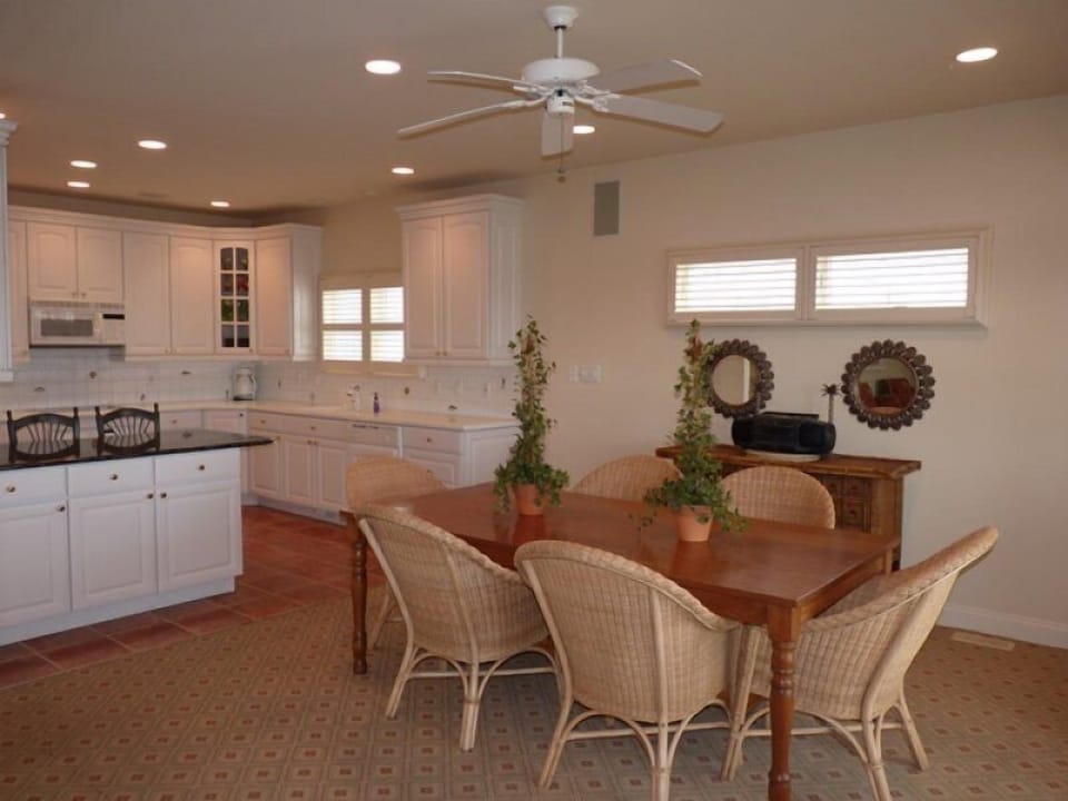 Kitchen & Dining Area