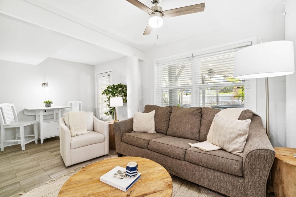 Living Area, Queen Sleeper Sofa