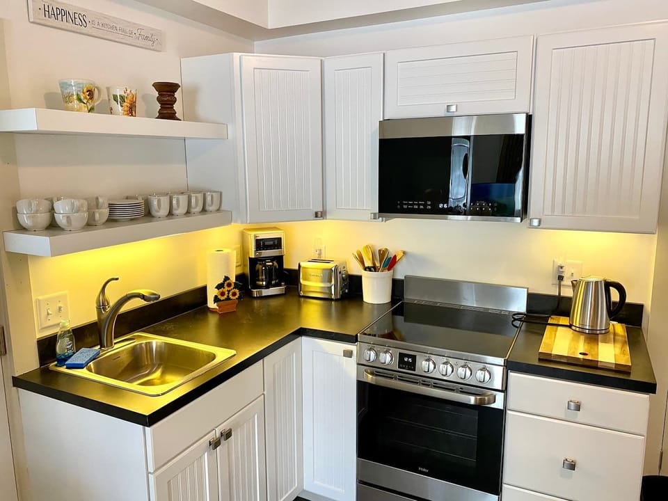 "This is the perfect space to enjoy and appreciate Williamstown. The perfect distance from campus, with everything you’d need for a weekend getaway, to an extended stay." ...Jason