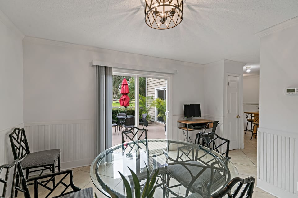 Dining rooms seats six